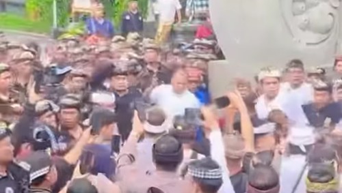 Kericuhan antarwarga kembali pecah di Desa Adat Bugbug, Karangasem pada Rabu (17/12/2025). (Tangkapan layar IG @infobali.viral)