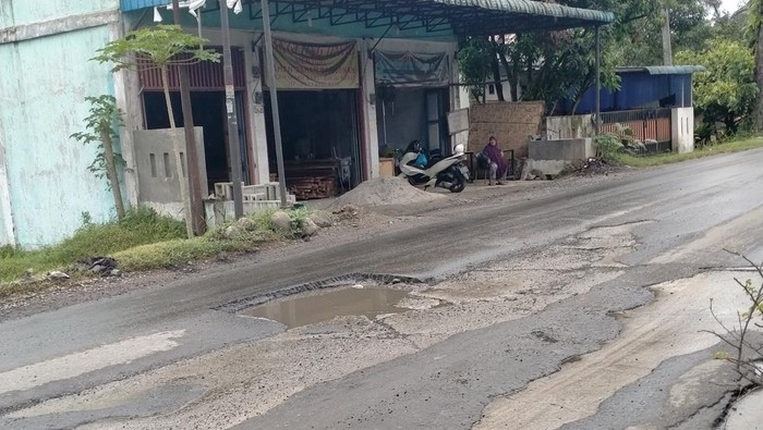 Ada Lubang Besar di Jalan Letnan Umar Baki Binjai, Warga: Kayak Kolam Ikan