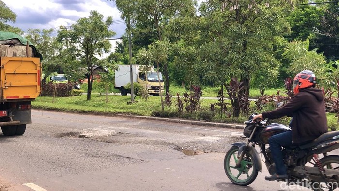 Duh, Lubang di Jalan HM Noerdin Pandji Palembang Sering Picu Laka