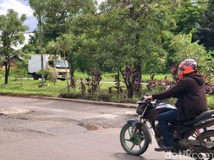 Duh, Lubang di Jalan HM Noerdin Pandji Palembang Sering Picu Laka