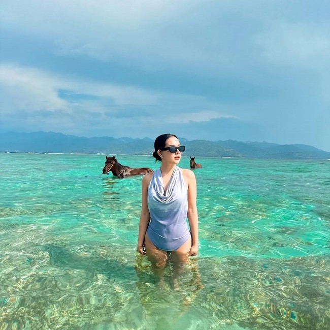 Kecantikan Lala Widy Berlatar Perairan Gili Trawangan