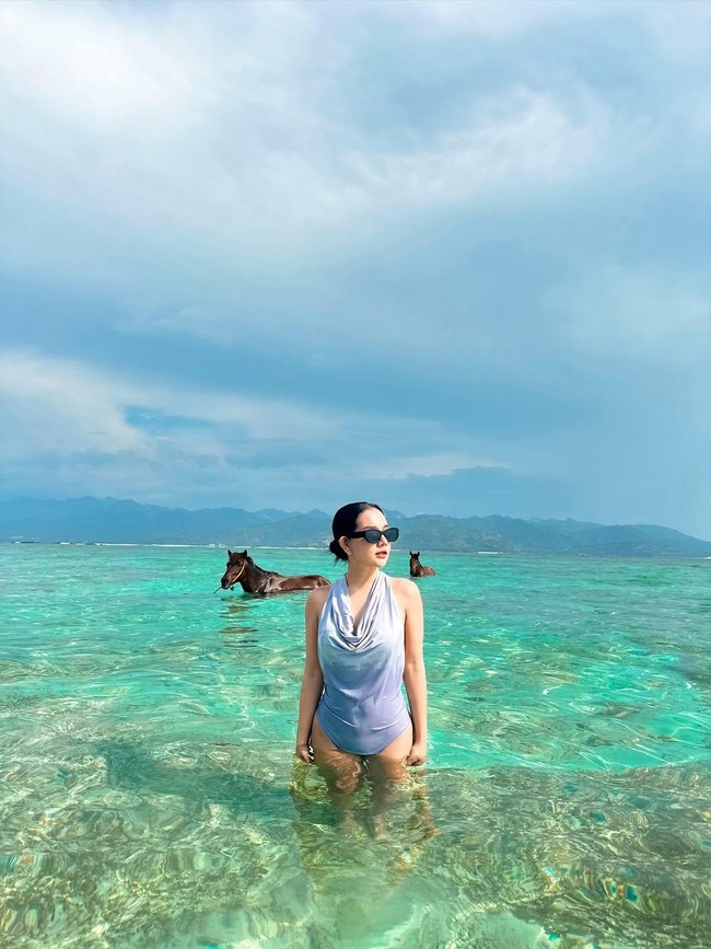 Kecantikan Lala Widy Berlatar Perairan Gili Trawangan