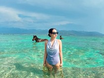 Kecantikan Lala Widy Berlatar Perairan Gili Trawangan