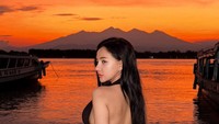 Di foto lain, penyanyi asal Sidoarjo ini memamerkan Golden Sunset di Gili Trawangan dengan latar pegunungan yang menakjubkan. (Instagram/@lala__widy)