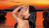 Mengenakan bikini hitam, Lala Widy tampak cantik berlatar cahaya matahari yang berwarna keemasan. (Instagram/@lala__widy)