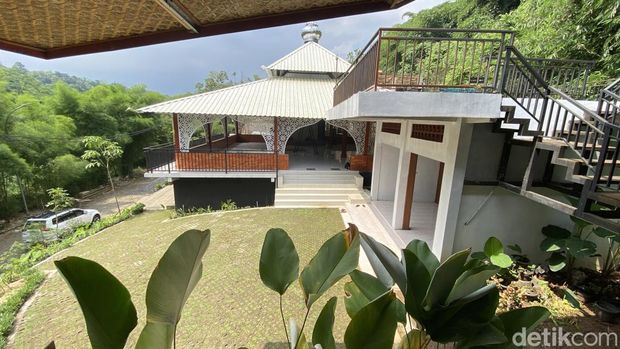 Lokasi halaman depan musala di kafe tempat ditangkapnya Resbob, di Jalan Pramuka, Kelurahan Pudakpayung, Kecamatan Banyumanik, Kota Semarang, Rabu (17/12/2025).