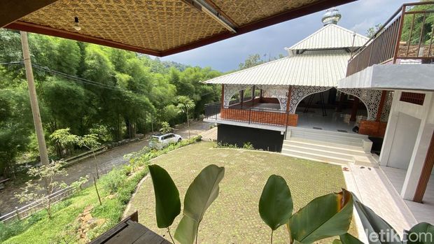 Lokasi penangkapan Resbob Lokasi halaman depan musala di kafe tempat ditangkapnya Resbob, di Jalan Pramuka, Kelurahan Pudakpayung, Kecamatan Banyumanik, Kota Semarang, Rabu (17/12/2025).