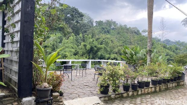 Lokasi penangkapan Resbob Lokasi halaman depan musala di kafe tempat ditangkapnya Resbob, di Jalan Pramuka, Kelurahan Pudakpayung, Kecamatan Banyumanik, Kota Semarang, Rabu (17/12/2025).