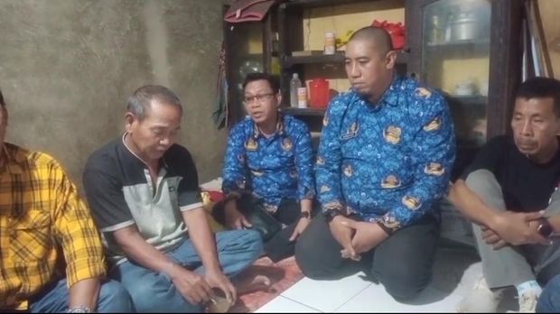 Lurah Maricaya Baru, Budianto (tengah) saat mengunjungi kediaman nenek Wahbah di Makassar. Lurah Maricaya Baru, Budianto (tengah) saat mengunjungi kediaman nenek Wahbah di Makassar.