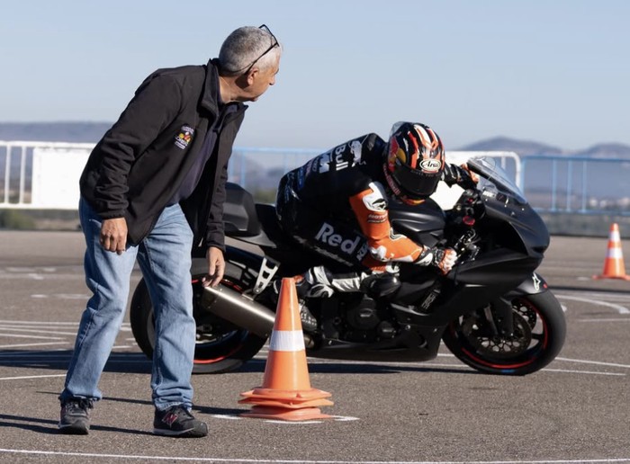 Vinales Latihan Keras, Dibantu Jorge Lorenzo dan Ayahnya