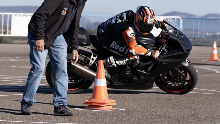 Vinales Latihan Keras, Dibantu Jorge Lorenzo dan Ayahnya