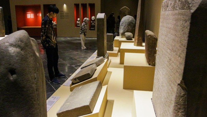 Menteri Kebudayaan Fadli Zon saat meresmikan pameran “Sejarah Awal” di Museum Nasional, Jakarta, Rabu (17/12/2025). Museum dan Cagar Budaya (MCB) secara resmi membuka pameran “Sejarah Awal” yang menjadi penanda penting dalam penyampaian sejarah awal Nusantara