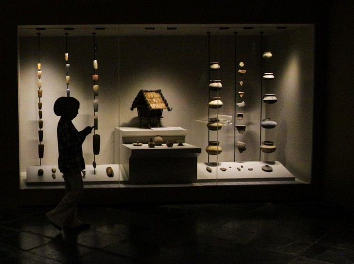 Menteri Kebudayaan Fadli Zon saat meresmikan pameran “Sejarah Awal” di Museum Nasional, Jakarta, Rabu (17/12/2025). Museum dan Cagar Budaya (MCB) secara resmi membuka pameran “Sejarah Awal” yang menjadi penanda penting dalam penyampaian sejarah awal Nusantara