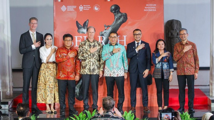 Menteri Kebudayaan Fadli Zon saat meresmikan pameran “Sejarah Awal” di Museum Nasional, Jakarta, Rabu (17/12/2025). Museum dan Cagar Budaya (MCB) secara resmi membuka pameran “Sejarah Awal” yang menjadi penanda penting dalam penyampaian sejarah awal Nusantara