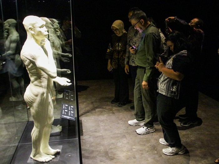 Menteri Kebudayaan Fadli Zon saat meresmikan pameran “Sejarah Awal” di Museum Nasional, Jakarta, Rabu (17/12/2025). Museum dan Cagar Budaya (MCB) secara resmi membuka pameran “Sejarah Awal” yang menjadi penanda penting dalam penyampaian sejarah awal Nusantara