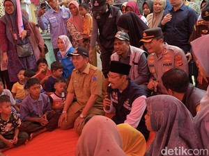 Momen Gus Ipul Salawat Bareng Anak-anak Korban Banjir di Pidie Jaya