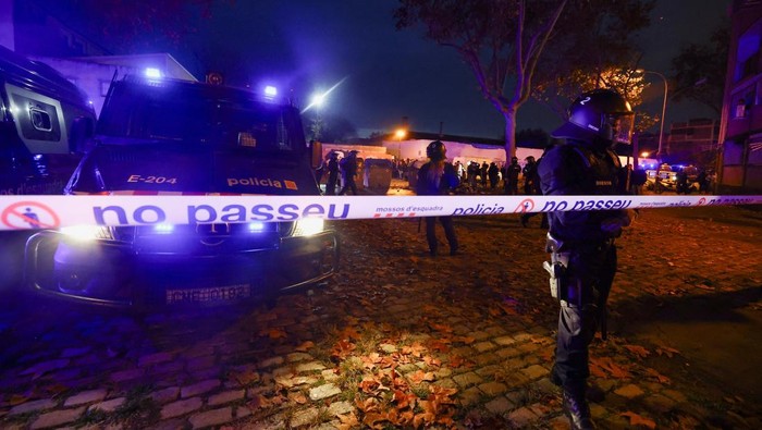Police officers gather on the day they evict migrants from a former school in Badalona, Spain, December 17, 2025. REUTERS/Albert Gea
