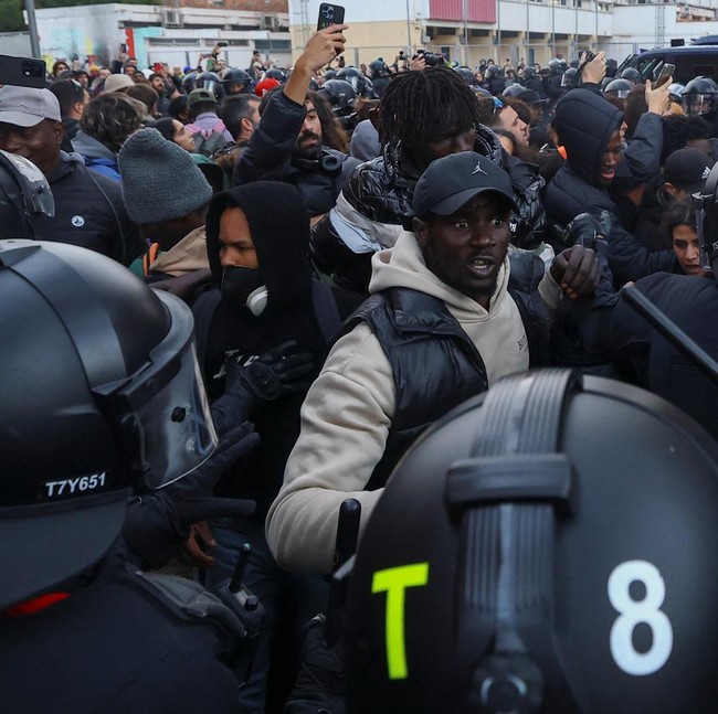 Evakuasi Migran di Sekolah Bekas Badalona Memicu Ketegangan