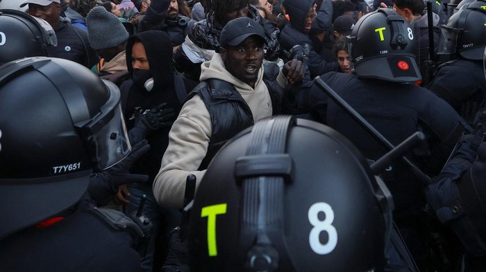 Police officers gather on the day they evict migrants from a former school in Badalona, Spain, December 17, 2025. REUTERS/Albert Gea