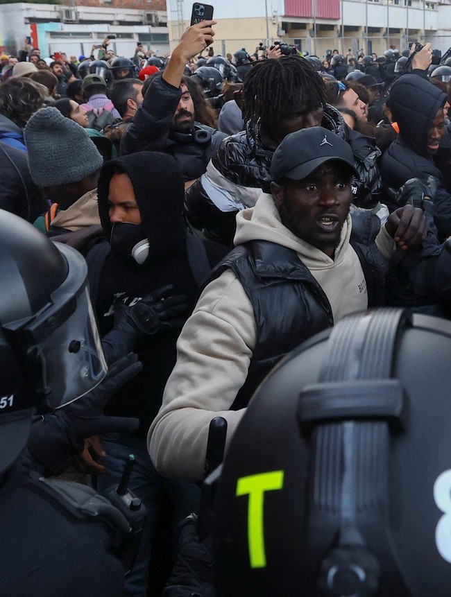 Evakuasi Migran di Sekolah Bekas Badalona Memicu Ketegangan