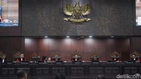 Ketua Mahkamah Konstitusi (MK) Suhartoyo memimpin sidang pembacaan putusan uji materi Undang-Undang Hak Cipta di Gedung Mahkamah Konstitusi, Jakarta, Rabu (17/12/2025).