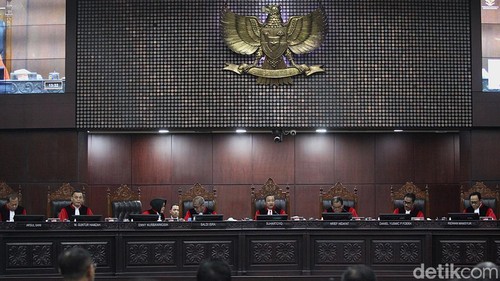 Ketua Mahkamah Konstitusi (MK) Suhartoyo memimpin sidang pembacaan putusan uji materi Undang-Undang Hak Cipta di Gedung Mahkamah Konstitusi, Jakarta, Rabu (17/12/2025). MK mengabulkan sebagian permohonan sejumlah musisi soal perkara uji materi Undang-Undang Nomor 28 Tahun 2014 tentang Hak Cipta, diantaranya bahwa pihak yang bertanggung jawab membayar royalti pada suatu pertunjukan komersial adalah penyelenggara pertunjukan. Satu hakim konstitusi,  Daniel Yusmic Pancastaki Foekh berbeda pendapat (dissenting opinion) dan berkeyakinan bahwa seluruh permohonan tersebut seharusnya ditolak.