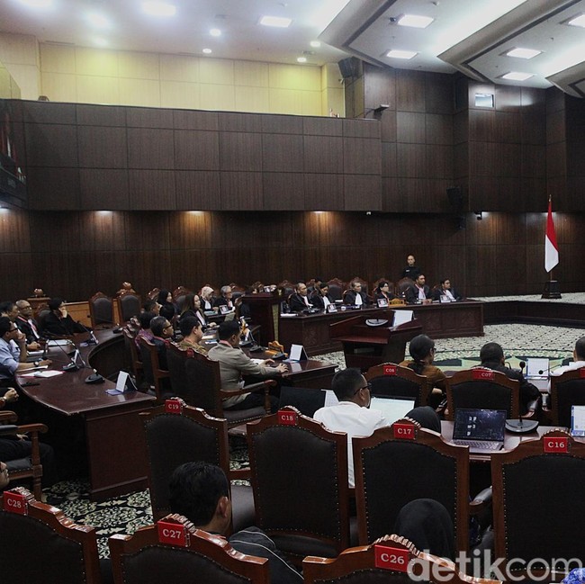 Kabulkan Gugatan Ariel NOAH dkk, MK Tegaskan Sanksi Pidana Jadi Jalan Terakhir