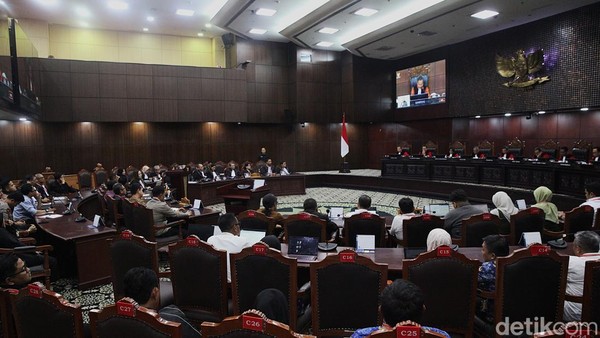 Kabulkan Gugatan Ariel NOAH dkk, MK Tegaskan Sanksi Pidana Jadi Jalan Terakhir