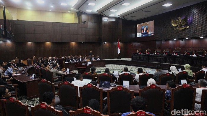 Ketua Mahkamah Konstitusi (MK) Suhartoyo memimpin sidang pembacaan putusan uji materi Undang-Undang Hak Cipta di Gedung Mahkamah Konstitusi, Jakarta, Rabu (17/12/2025). MK mengabulkan sebagian permohonan sejumlah musisi soal perkara uji materi Undang-Undang Nomor 28 Tahun 2014 tentang Hak Cipta, diantaranya bahwa pihak yang bertanggung jawab membayar royalti pada suatu pertunjukan komersial adalah penyelenggara pertunjukan. Satu hakim konstitusi,  Daniel Yusmic Pancastaki Foekh berbeda pendapat (dissenting opinion) dan berkeyakinan bahwa seluruh permohonan tersebut seharusnya ditolak.