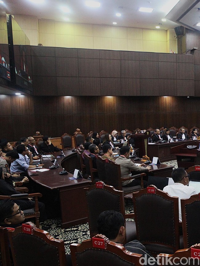 Kabulkan Gugatan Ariel NOAH dkk, MK Tegaskan Sanksi Pidana Jadi Jalan Terakhir