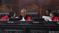 Satu hakim konstitusi, Daniel Yusmic Pancastaki Foekh berbeda pendapat (dissenting opinion) dan berkeyakinan bahwa seluruh permohonan tersebut seharusnya ditolak.