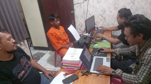 MSH, pelaku curanmor di areal parkir toko modern di Banjar Penyalin, Desa Samsam, Kecamatan Kerambitan saat diamankan di Polsek Kerambitan, Selasa (16/12/2025).