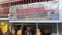 Spanduk pelayanan kesehatan gratis terintegrasi yang terpasang di posko lapangan wilayah Kecamatan Tupabbiring Utara. (FOTO: Khadijah Nur Azizah/detikHealth)