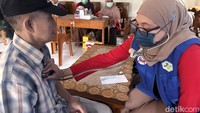 Tenaga kesehatan melakukan pemeriksaan jantung (auskultasi) sebagai bagian dari deteksi dini penyakit bagi warga kepulauan. (FOTO: Khadijah Nur Azizah/detikHealth)