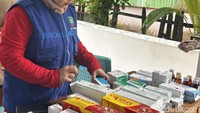 Petugas menyiapkan stok obat-obatan dan vitamin yang dibawa langsung dari Puskesmas untuk dibagikan kepada pasien di pulau. (FOTO: Khadijah Nur Azizah/detikHealth)