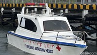 Kapal ambulans laut rujukan Puskesmas Sabutung yang standby 24 jam untuk melayani keadaan darurat di wilayah kepulauan. (FOTO: Khadijah Nur Azizah/detikHealth)