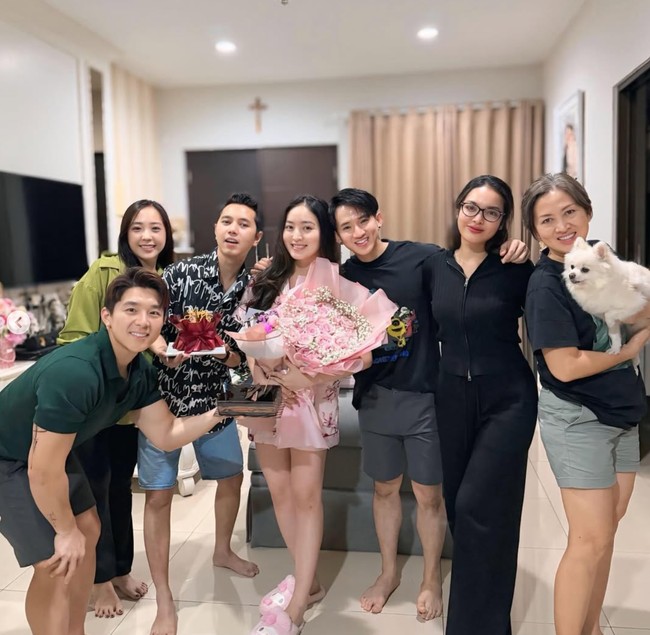 Melalui akun Instagram, Natasha Wilona membagikan kejutan ulang tahun yang diterimanya. Kejutan tersebut berlangsung pada tengah malam dengan dihadiri keluarga dan para sahabatnya. Foto: Instagram/@natashawilona12