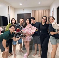 Melalui akun Instagram, Natasha Wilona membagikan kejutan ulang tahun yang diterimanya. Kejutan tersebut berlangsung pada tengah malam dengan dihadiri keluarga dan para sahabatnya. Foto: Instagram/@natashawilona12