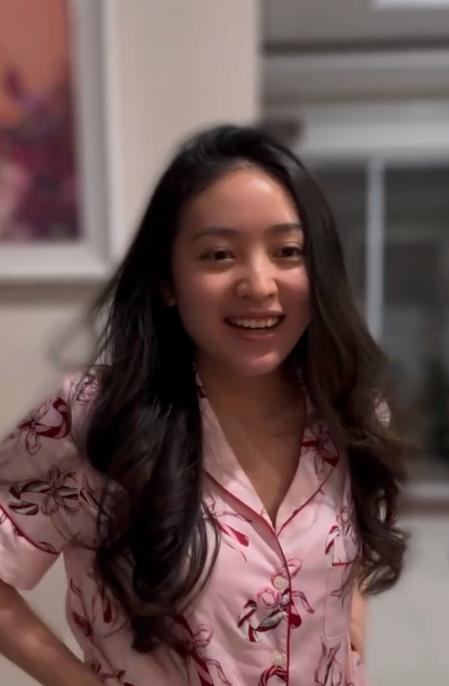 Terlihat Wilona yang tampil natural dan masih mengenakan pakaian tidur. Wajahnya tampak polos tanpa pulasan makeup sedikitpun. Mendapat kejutan dari orang-orang tersayang, Wilona tampak kaget. Foto: Instagram/@bellyiverzon