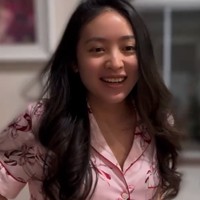 Terlihat Wilona yang tampil natural dan masih mengenakan pakaian tidur. Wajahnya tampak polos tanpa pulasan makeup sedikitpun. Mendapat kejutan dari orang-orang tersayang, Wilona tampak kaget. Foto: Instagram/@bellyiverzon