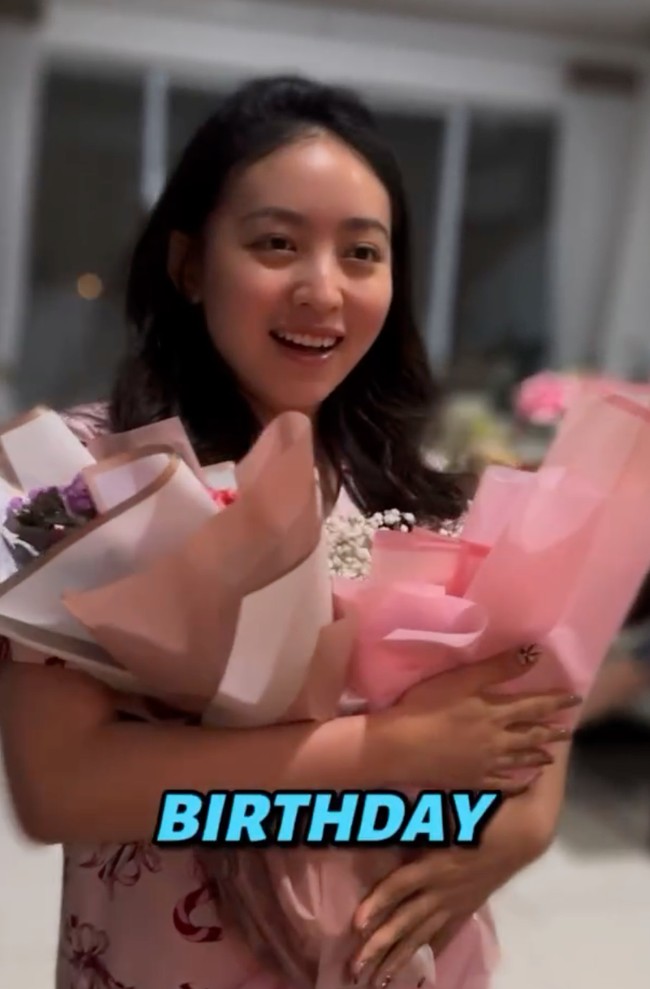 Tak hanya kue ulang tahun, beberapa buket bunga juga terlihat diterima Wilona. Ekspresi bahagia terpancar jelas di wajah Wilona. Foto: Instagram/@bellyiverzon