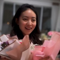 Tak hanya kue ulang tahun, beberapa buket bunga juga terlihat diterima Wilona. Ekspresi bahagia terpancar jelas di wajah Wilona. Foto: Instagram/@bellyiverzon