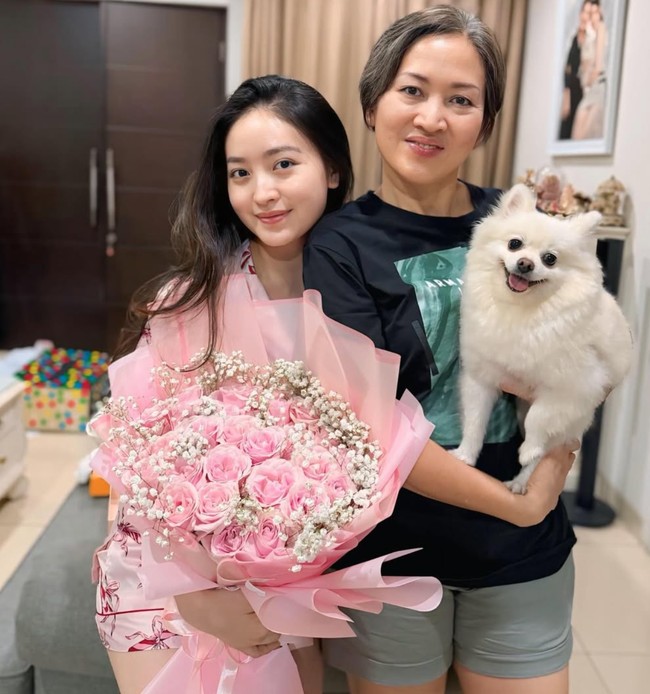 Pose bareng sang mama, Wilona terlihat cantik meski tanpa pulasan makeup. Kulit wajahnya terlihat glowing dan mulus. Foto: Instagram/@natashawilona12