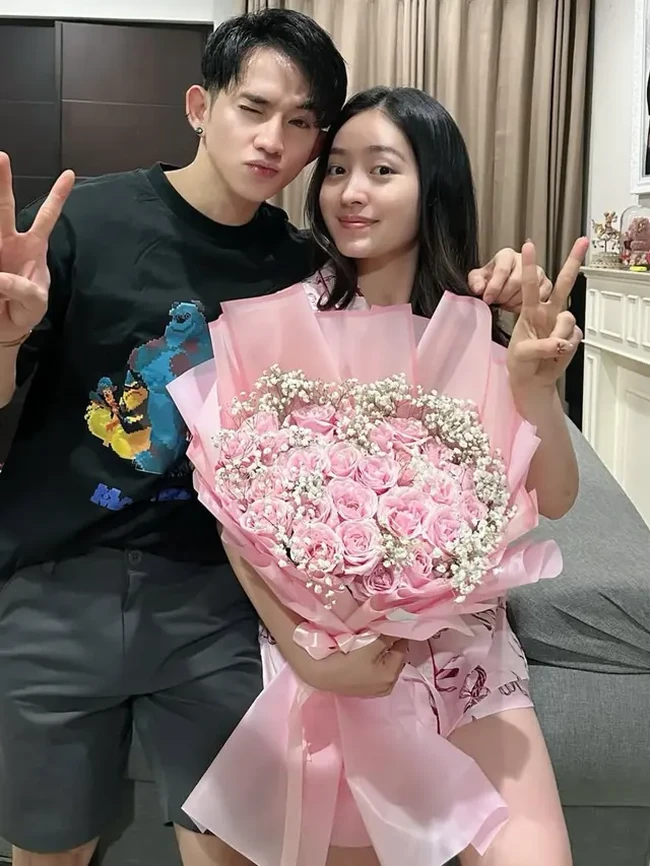 Tahun ini bener2 gak expect disurprisein, tapi jam 12 malam tadi mereka bikin aku bahagia & terharu sekali.. terimakasih kesayangan2 akuuuu love sekebon, tulis Natasha dalam keterangan unggahannya. Foto: Instagram/@natashawilona12