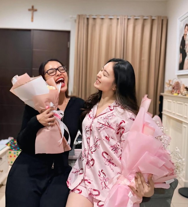 Kenakan set piyama pink motif pita, Wilona tampil memuka dengan rambut panjangnya yang dibiarkan terurai. Foto: Instagram/@natashawilona12