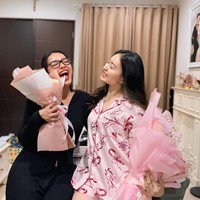 Kenakan set piyama pink motif pita, Wilona tampil memuka dengan rambut panjangnya yang dibiarkan terurai. Foto: Instagram/@natashawilona12