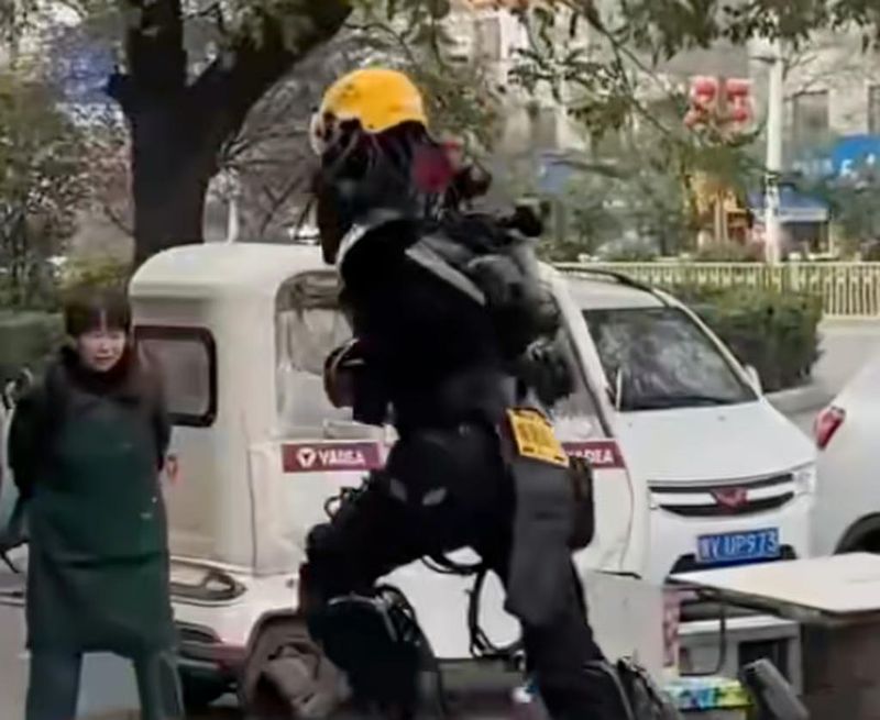 Niat Abis! Pria Ini Antar Makanan Ini Pakai Kostum Robot Bikinan Sendiri