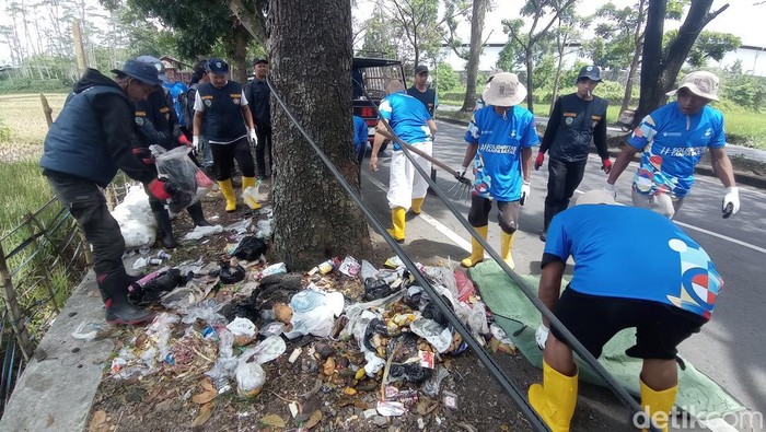 Ironi di Tasikmalaya Kala ODGJ Bersihkan Sampah Orang Waras