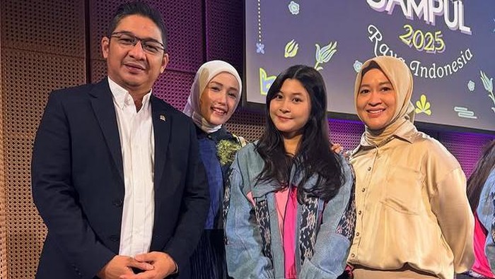 Okie Agustina Antar Sang Putri Ikuti Finalis Gadis Sampul Bersama Pasha Ungu & Adelia