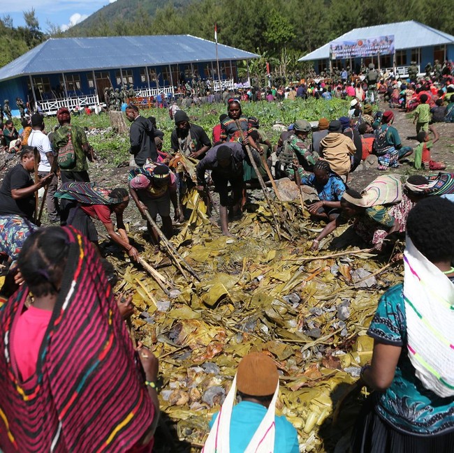 Tradisi Bakar Batu Tunjukkan Papua Kondusif Jelang Natal dan Tahun Baru